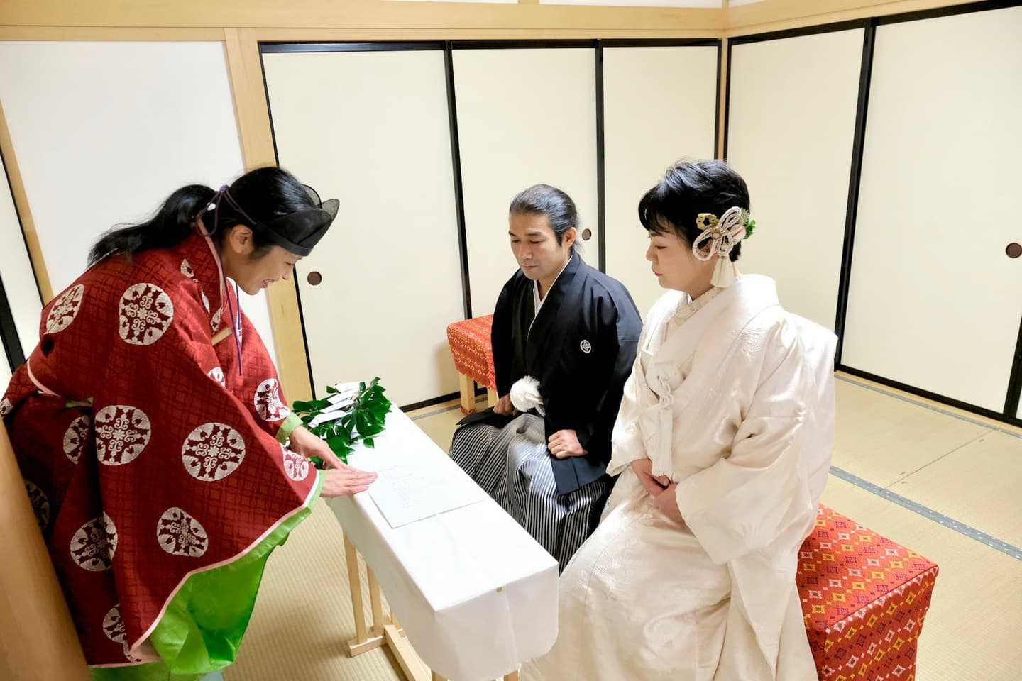 須須神社で結婚式の花嫁さんと新郎さん