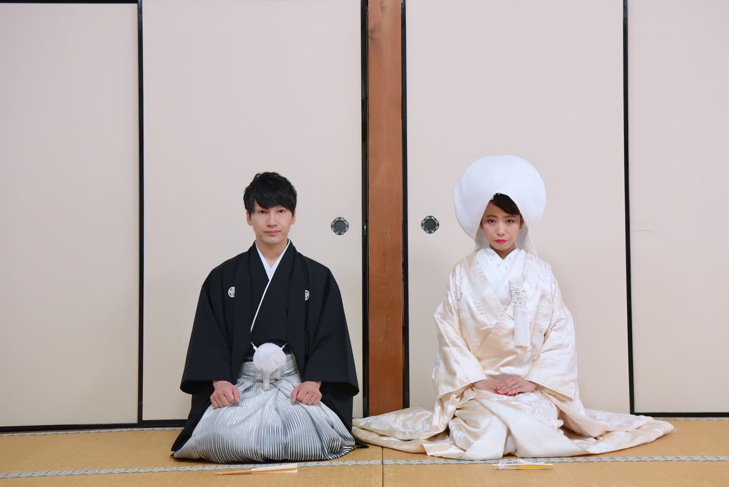 えびす神社で結婚式の新郎と花嫁さん