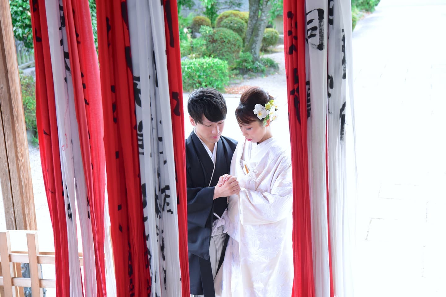 えびす神社で結婚式の新郎と花嫁さん