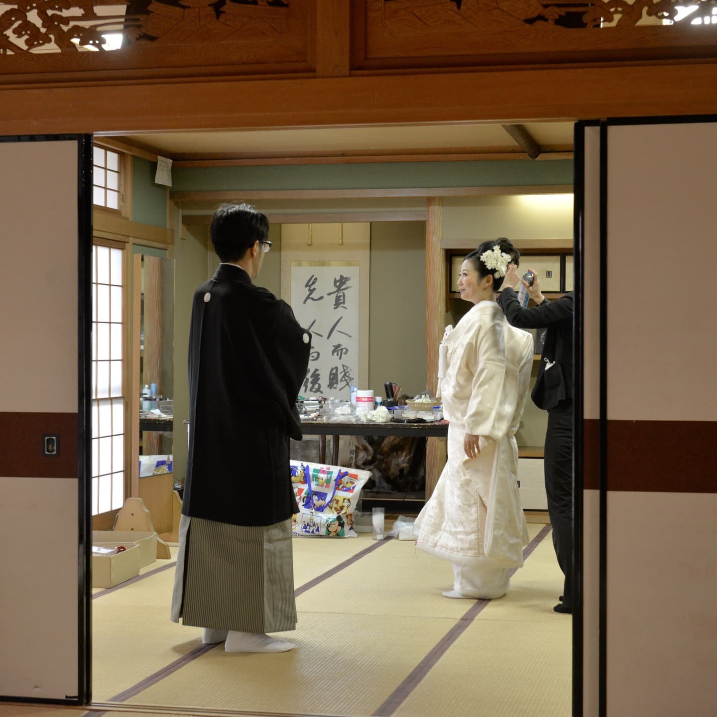 春日神社で結婚式の新郎と綿帽子の花嫁