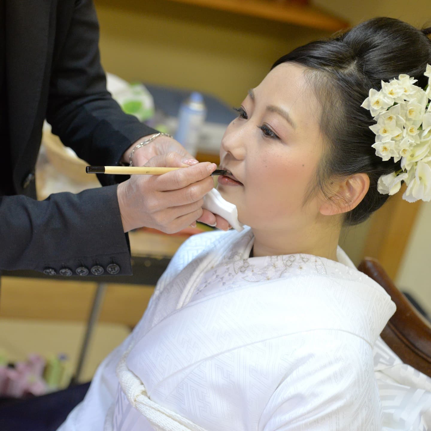 春日神社で結婚式の新郎と綿帽子の花嫁