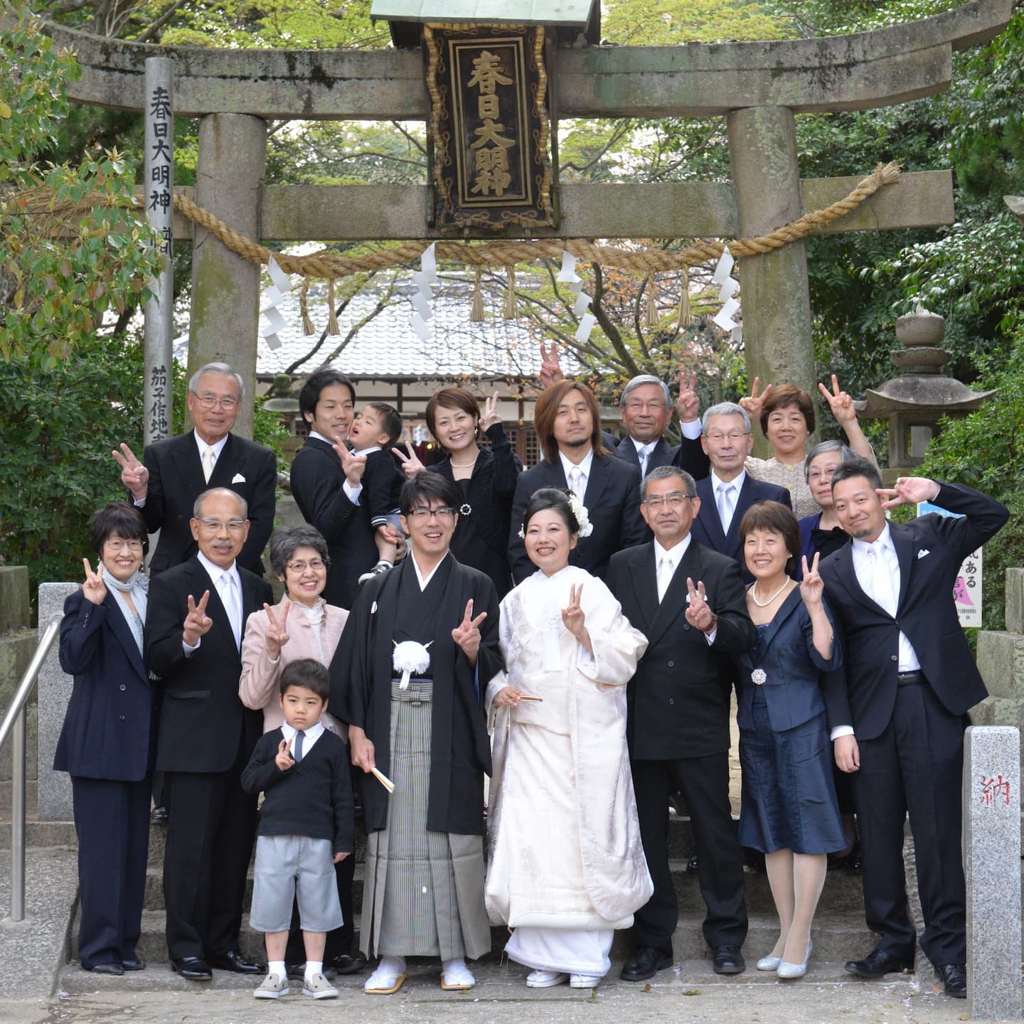 春日神社で結婚式の新郎と綿帽子の花嫁