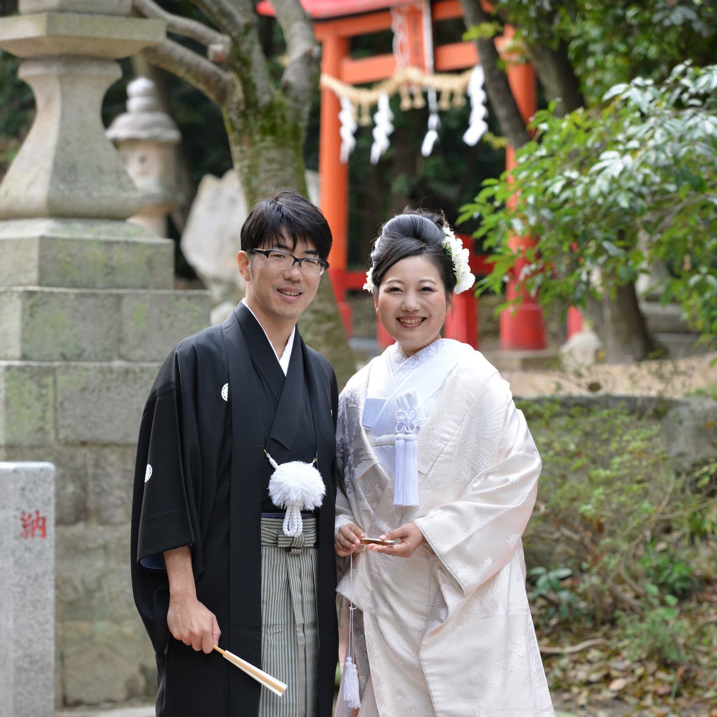 春日神社で結婚式の新郎と綿帽子の花嫁