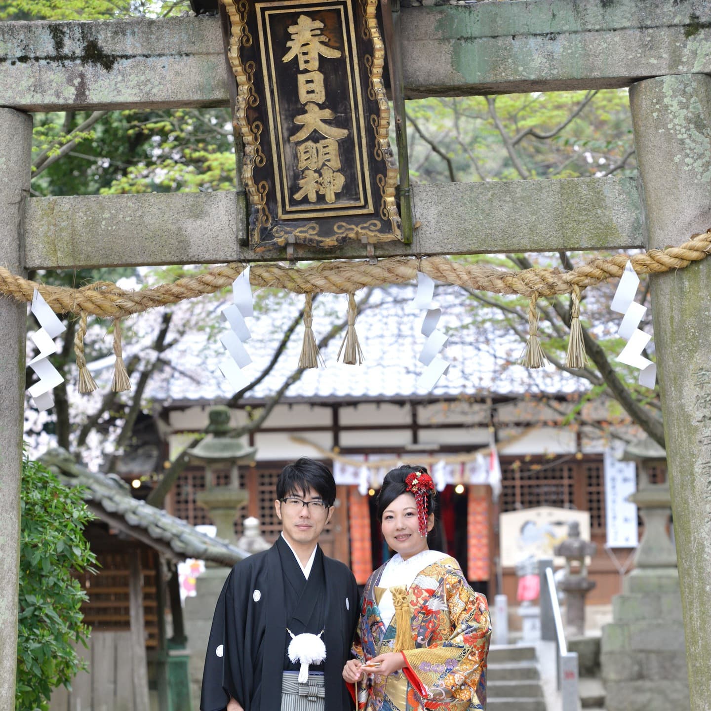 春日神社で結婚式の新郎と綿帽子の花嫁