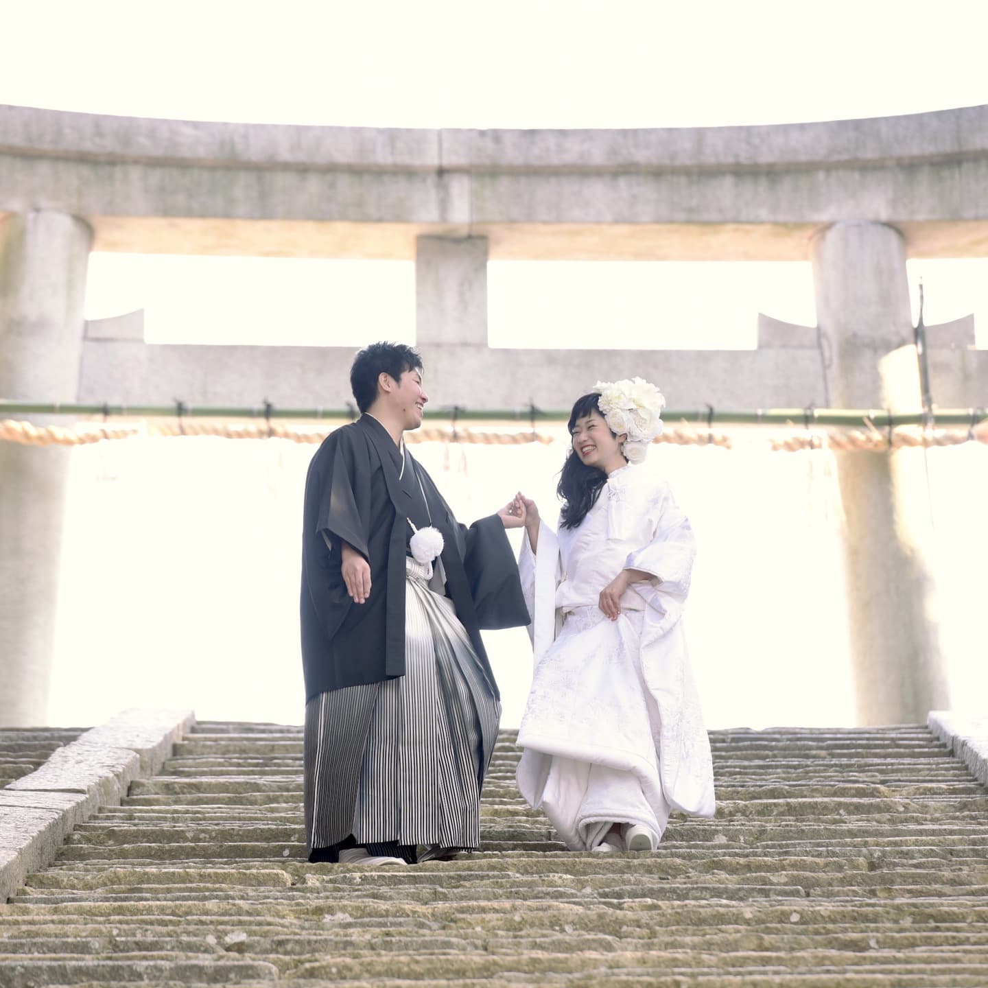 大宮八幡宮で結婚式の新郎と綿帽子の花嫁