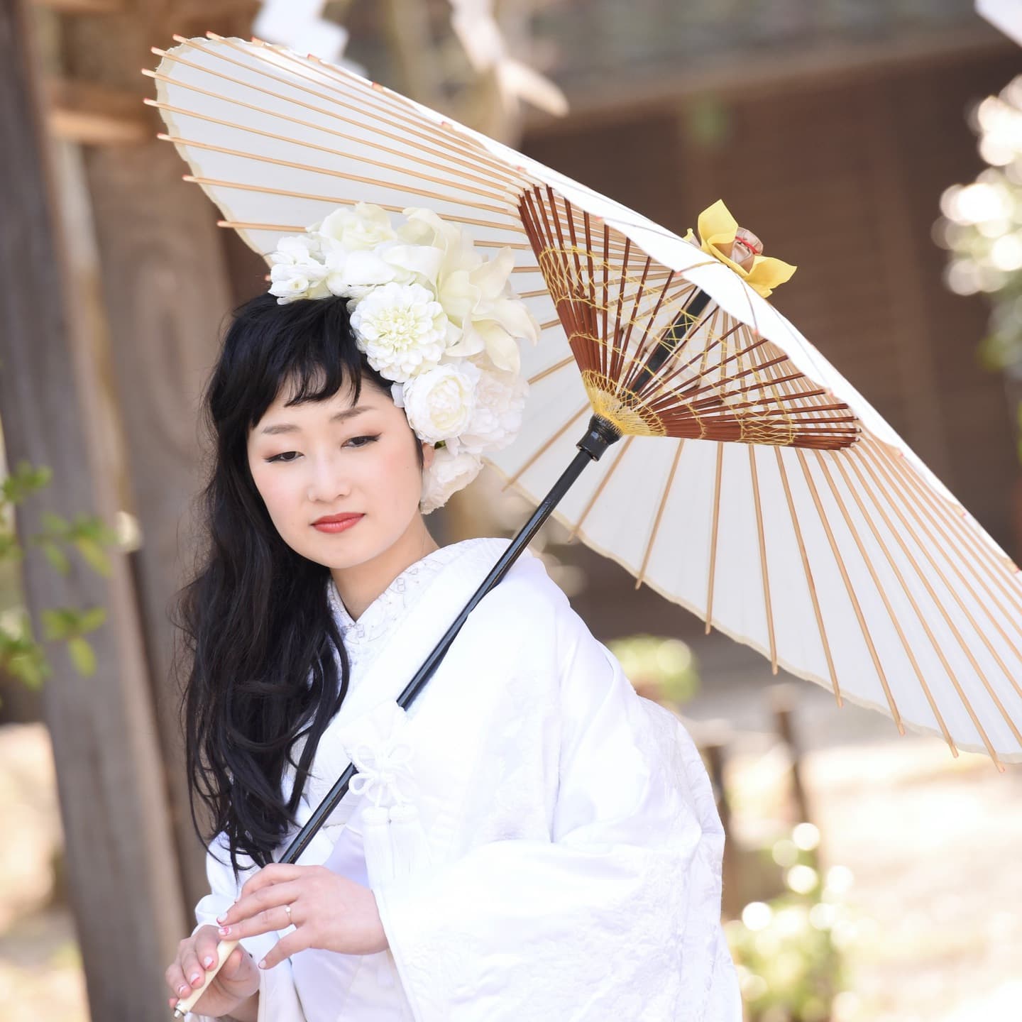 大宮八幡宮で結婚式の新郎と綿帽子の花嫁