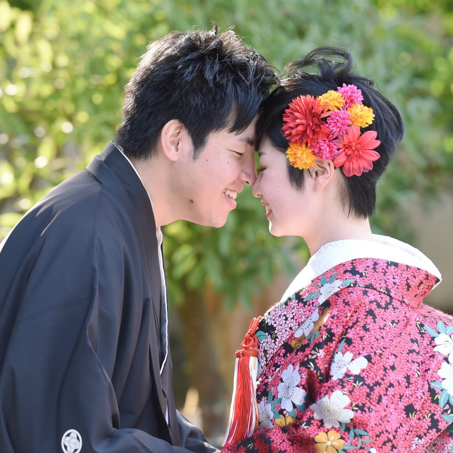 大宮八幡宮で結婚式の新郎と綿帽子の花嫁