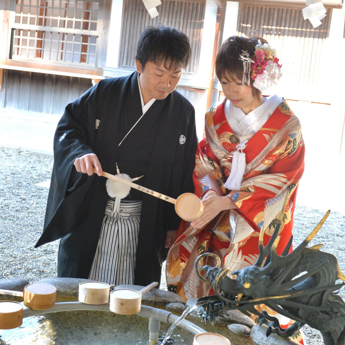 田村神社で結婚式の新郎と綿帽子の花嫁