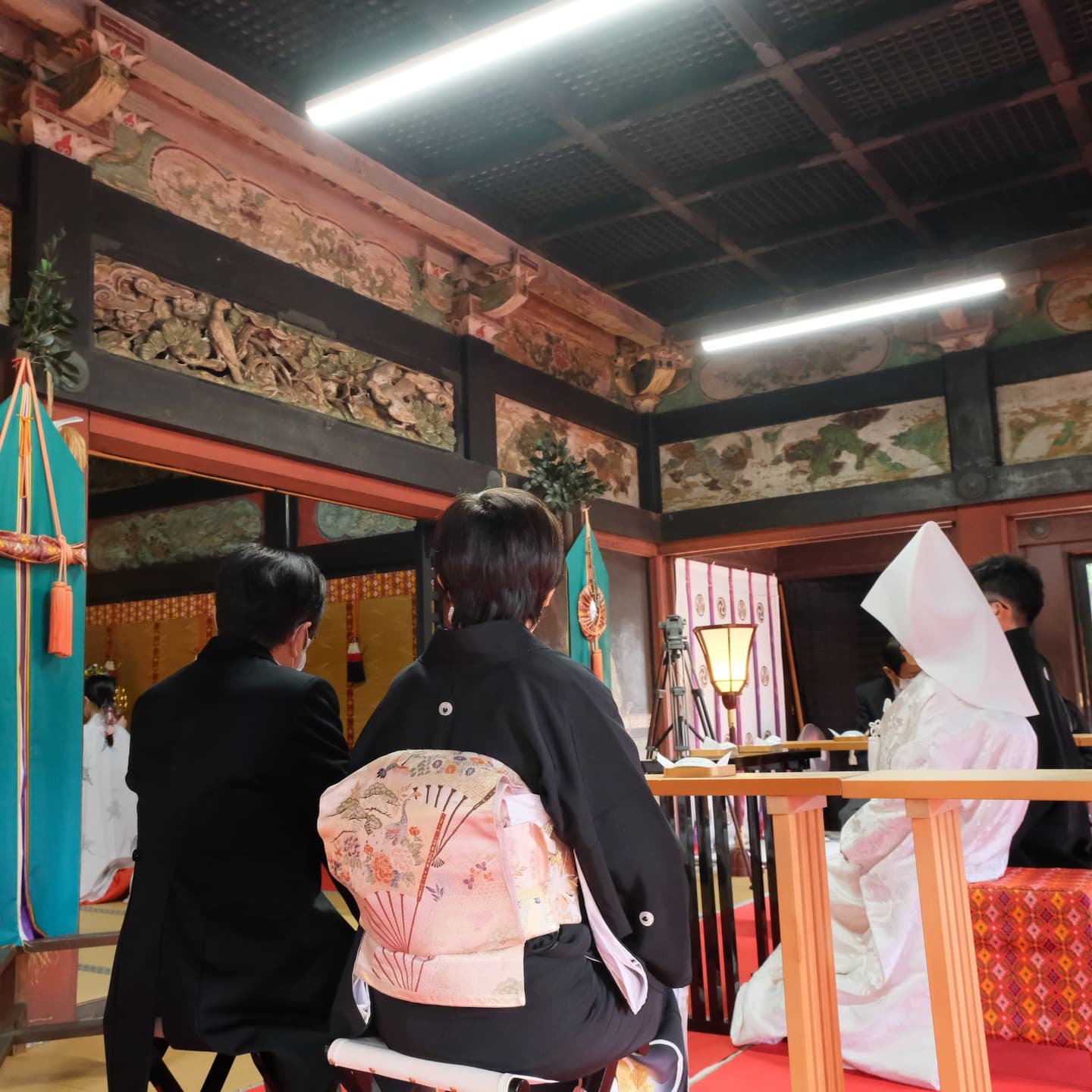 伊賀八幡宮で結婚式の新郎と綿帽子の花嫁