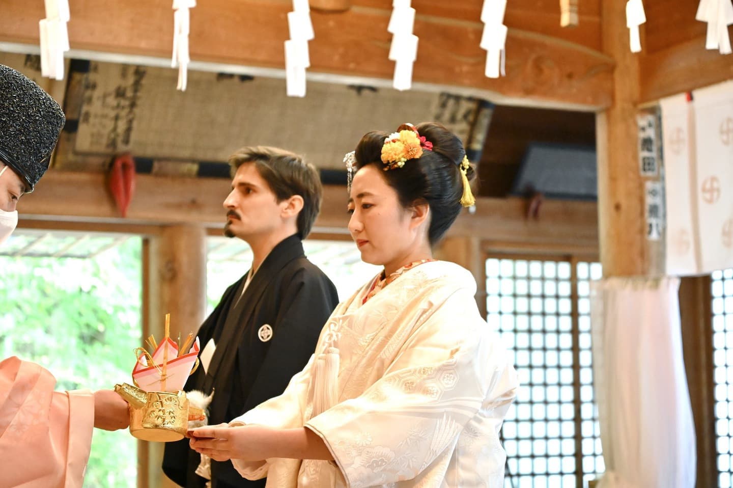 戸隠神社で結婚式の白無垢の花嫁と新郎