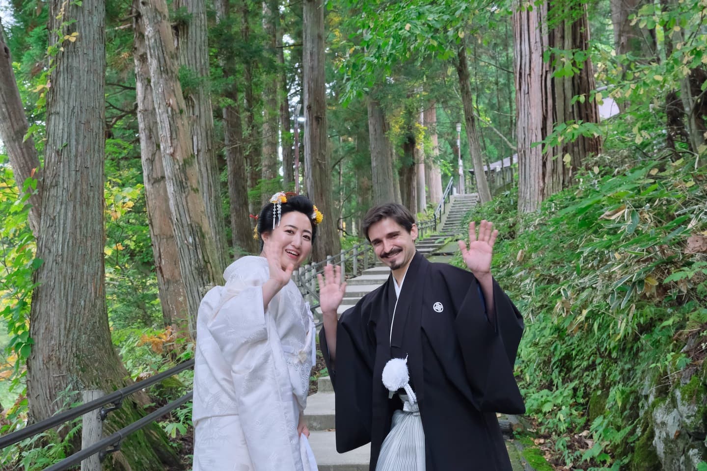戸隠神社で結婚式の白無垢の花嫁と新郎