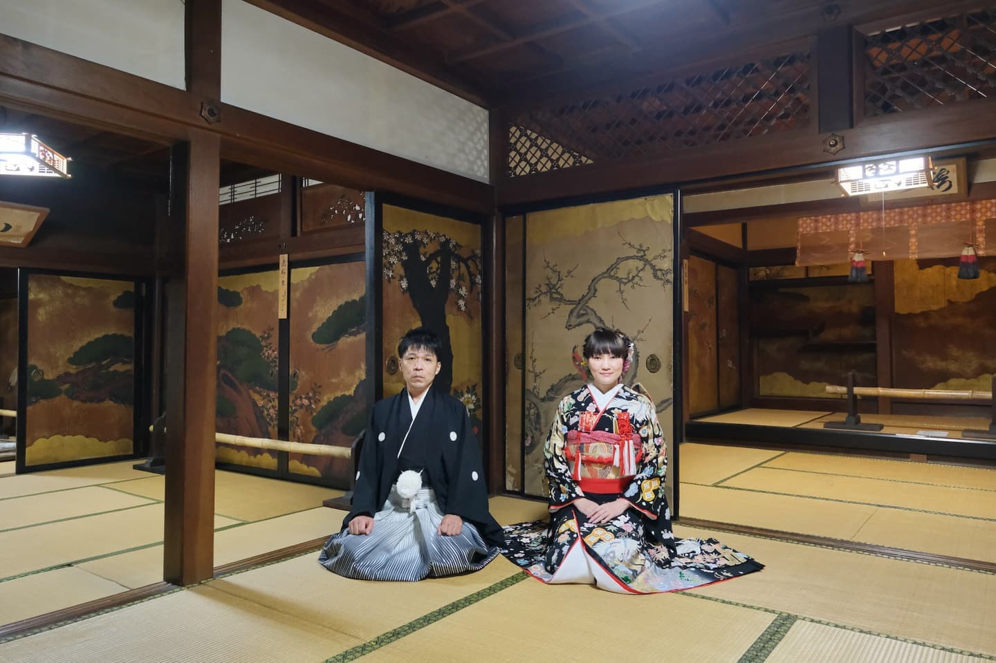 玉置神社で結婚式の襖絵の前の新郎と白無垢の花嫁