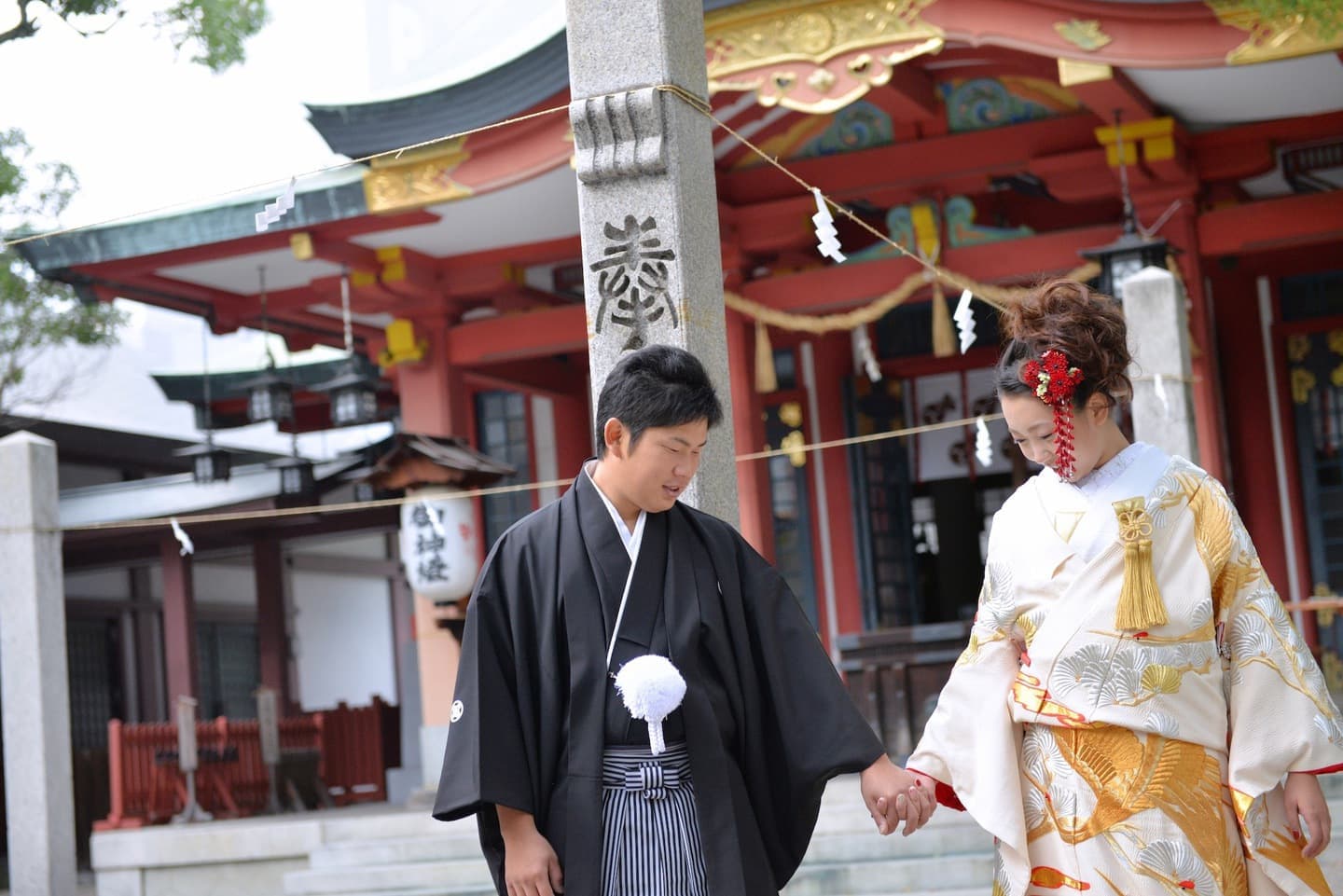 御霊神社で結婚式の新郎と花嫁さん
