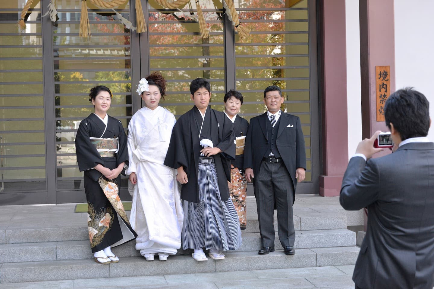 御霊神社で結婚式の新郎と花嫁さん