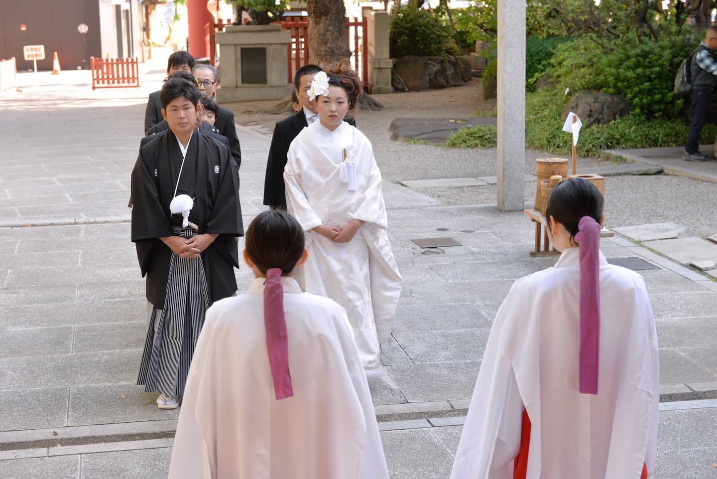 御霊神社で結婚式の新郎と花嫁さん