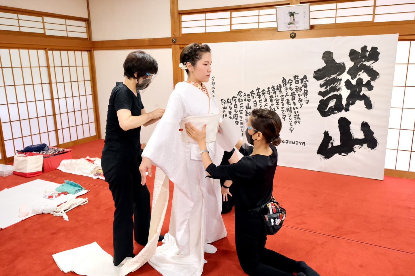 談山神社で結婚式の花嫁さんと新郎