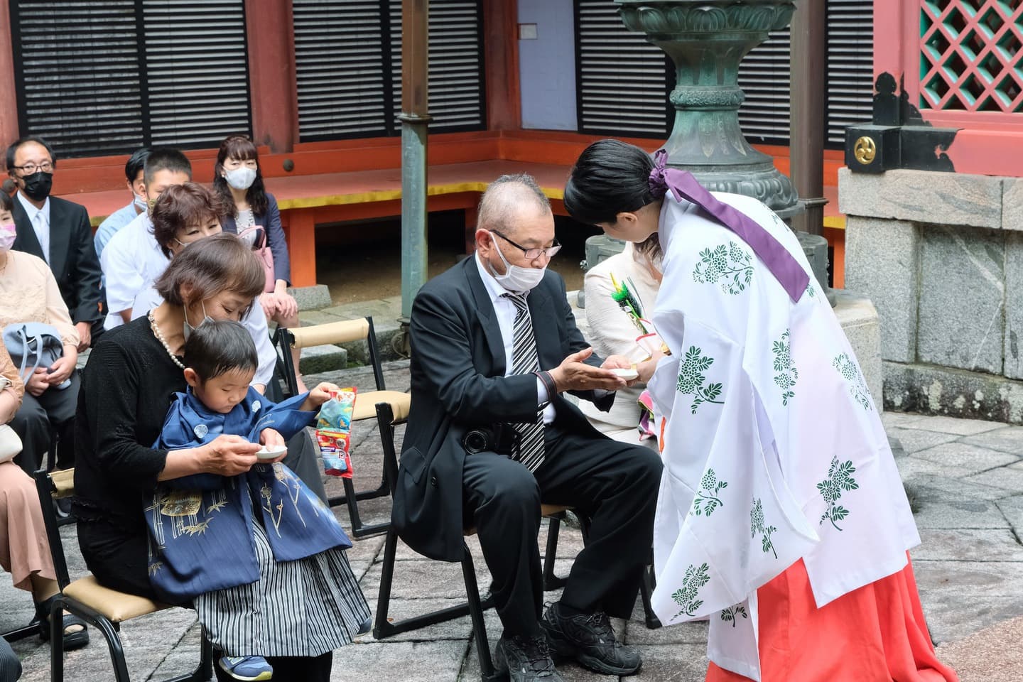 談山神社で結婚式の花嫁さんと新郎