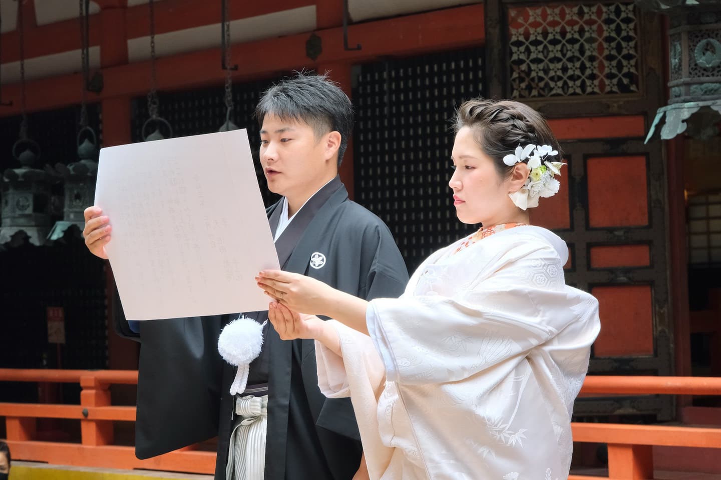 談山神社で結婚式の花嫁さんと新郎