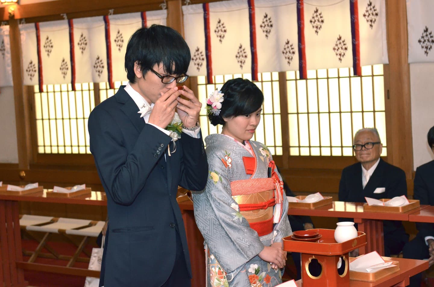 高津宮で結婚式の新郎と綿帽子の花嫁
