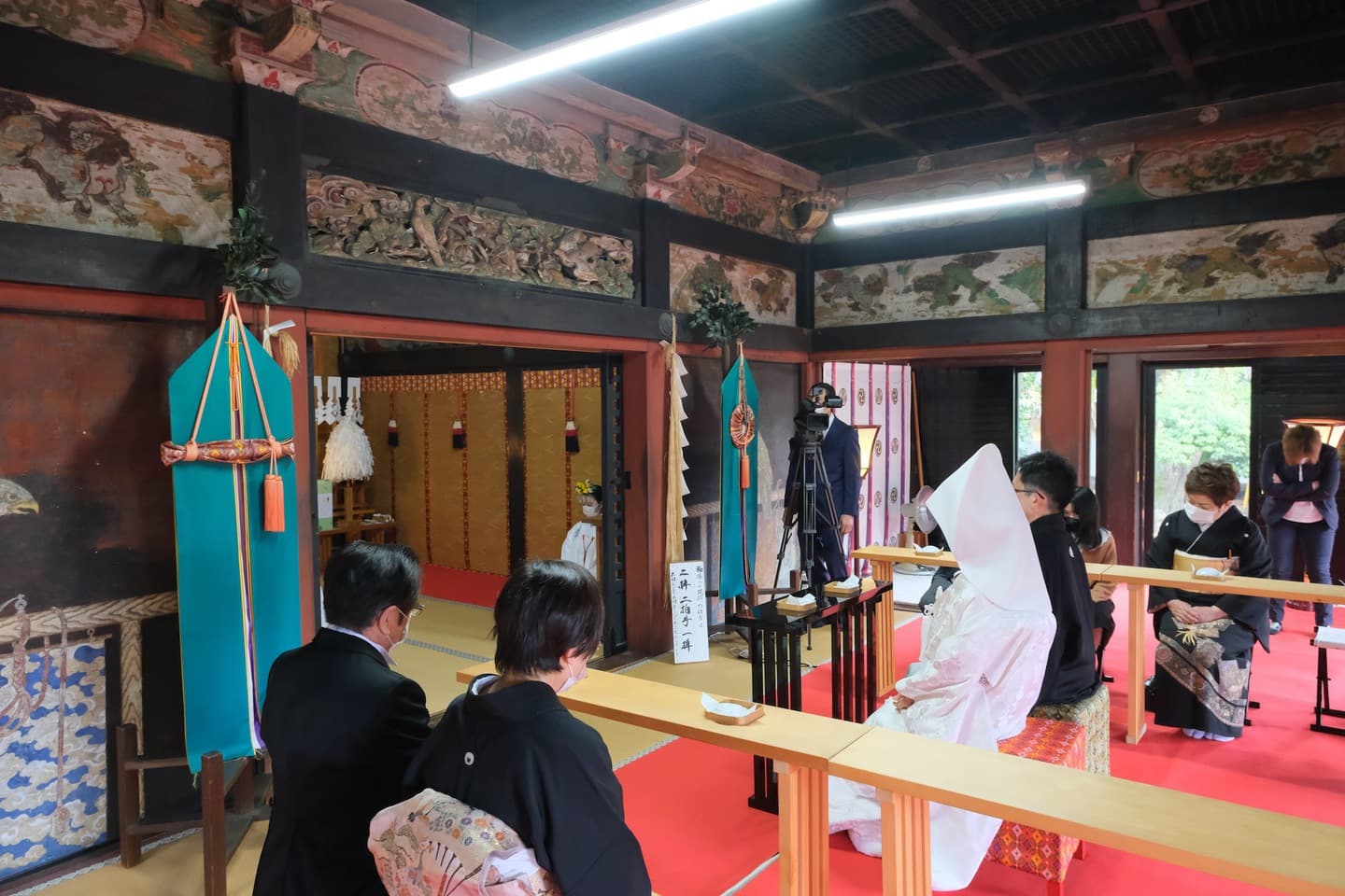 伊賀八幡宮で結婚式の新郎と綿帽子の花嫁