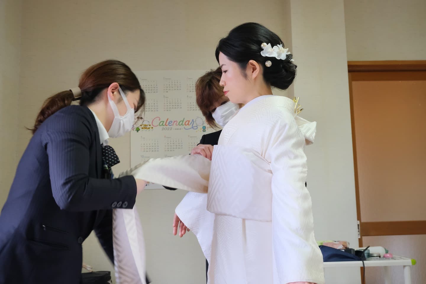 伊賀八幡宮で結婚式の新郎と綿帽子の花嫁