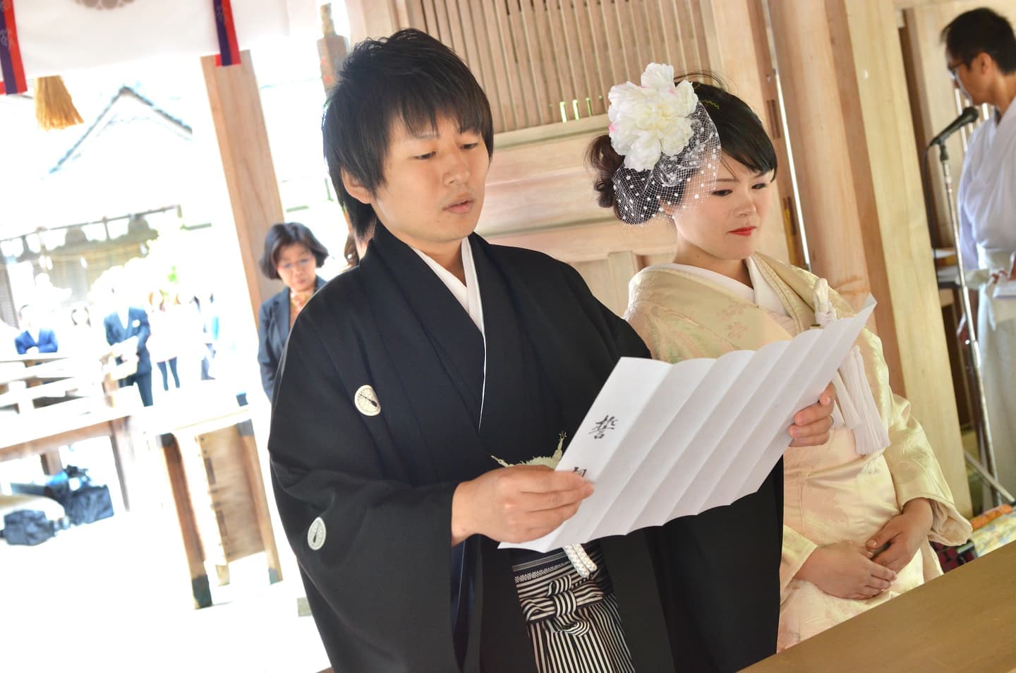 出雲大神宮で結婚式の新郎と花嫁