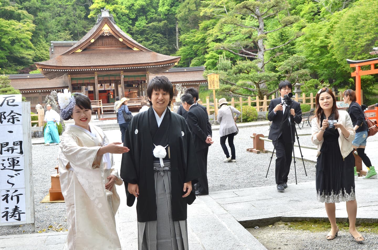 出雲大神宮で結婚式の新郎と花嫁