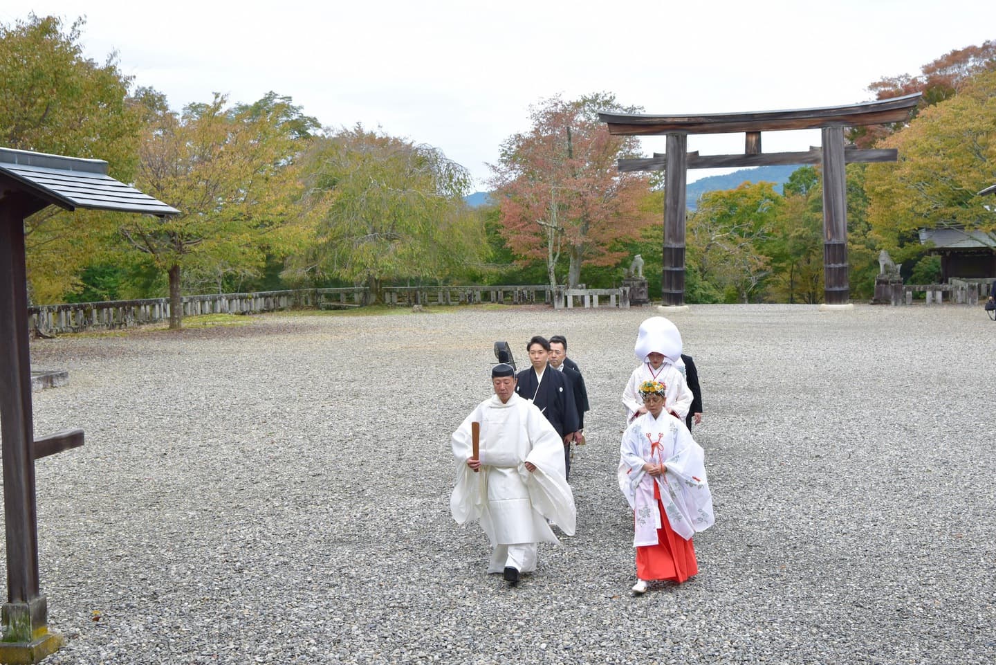吉野神宮で結婚式の新郎と花嫁