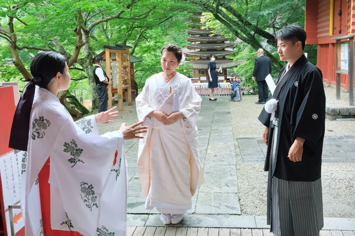 談山神社で結婚式の花嫁さんと新郎