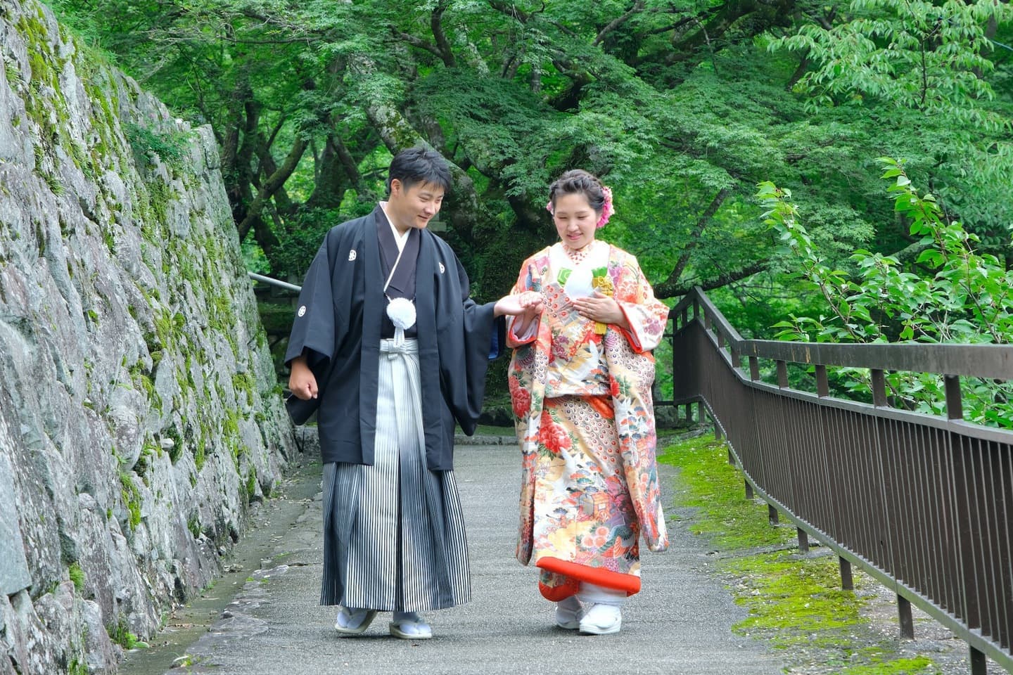 談山神社で結婚式の花嫁さんと新郎