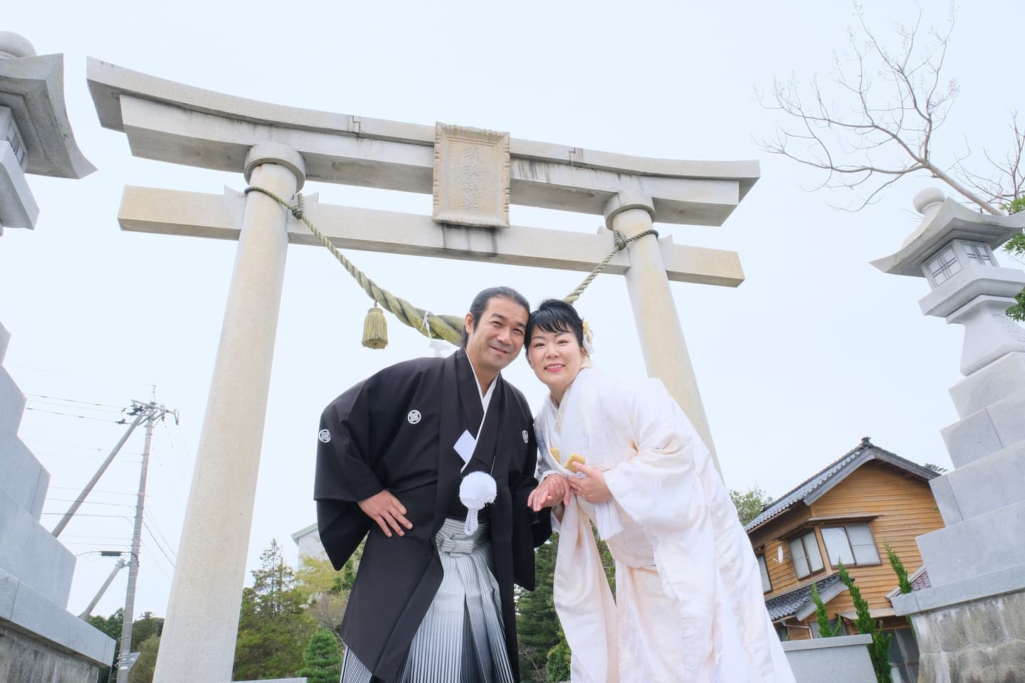 須須神社で結婚式の新郎と花嫁