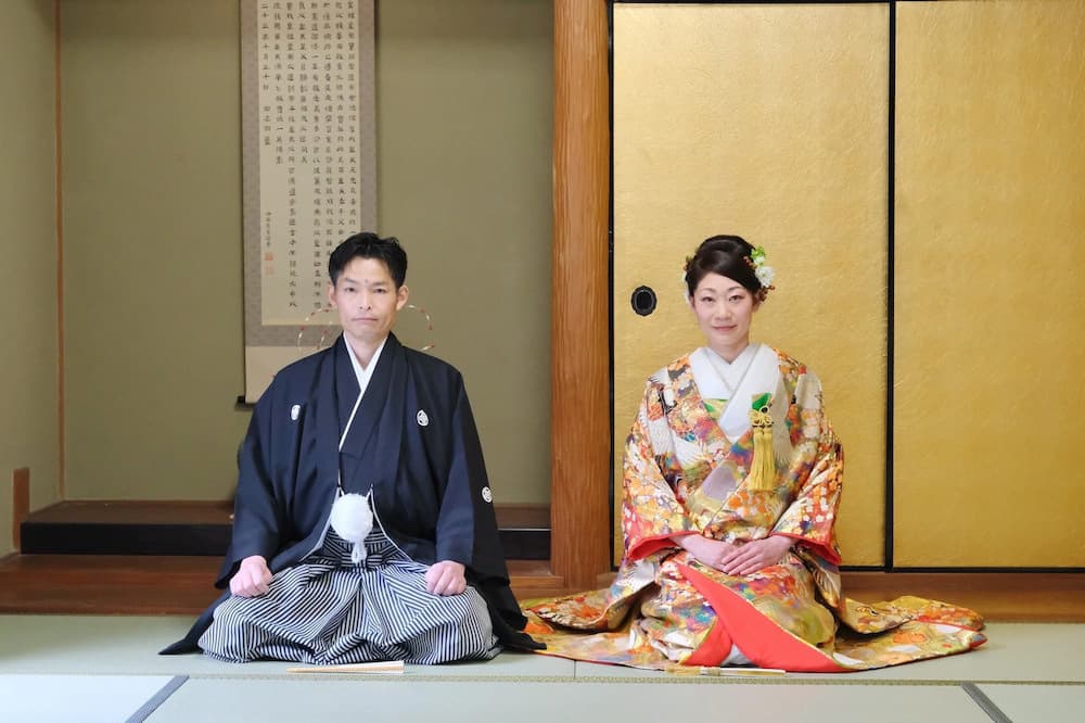 建部大社で結婚式の新郎と花嫁の親族