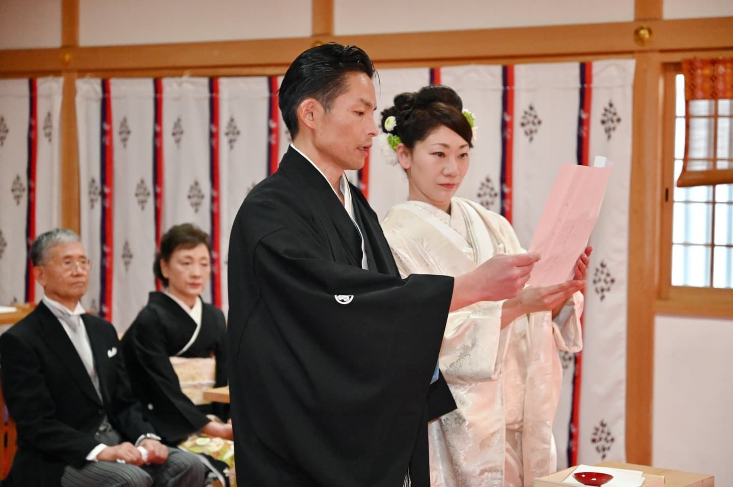 建部大社で結婚式の新郎と花嫁の親族