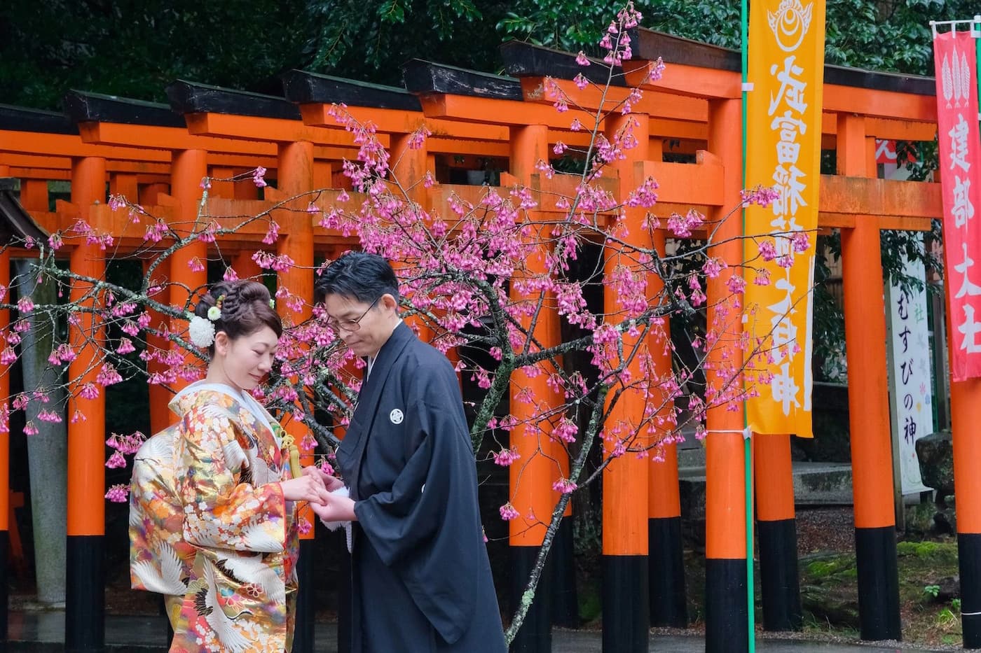 建部大社で結婚式の新郎と花嫁の親族