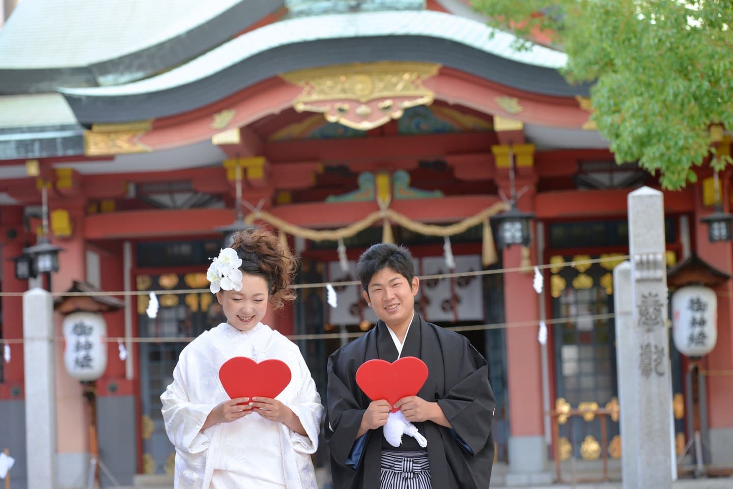 御霊神社で結婚式の花嫁と新郎