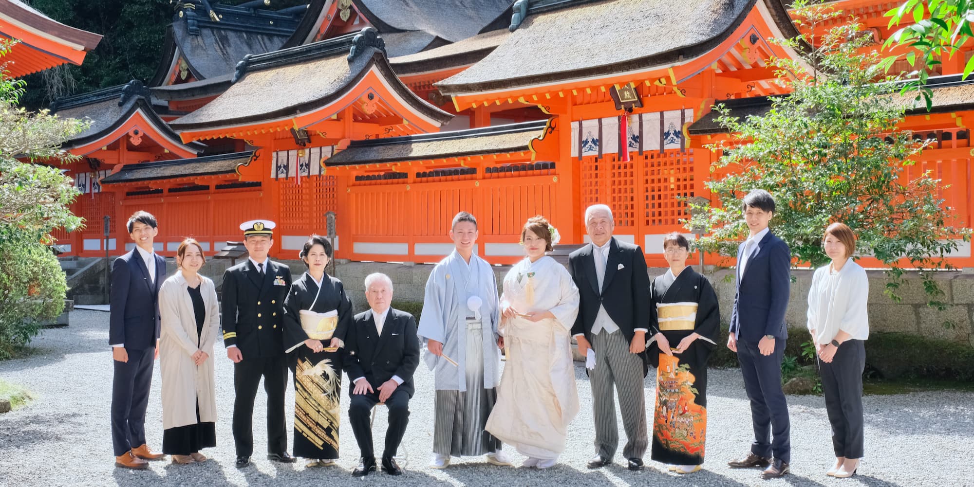 白無垢を着た花嫁様と紋付羽織袴を着た新郎様が神社で結婚式を挙げている