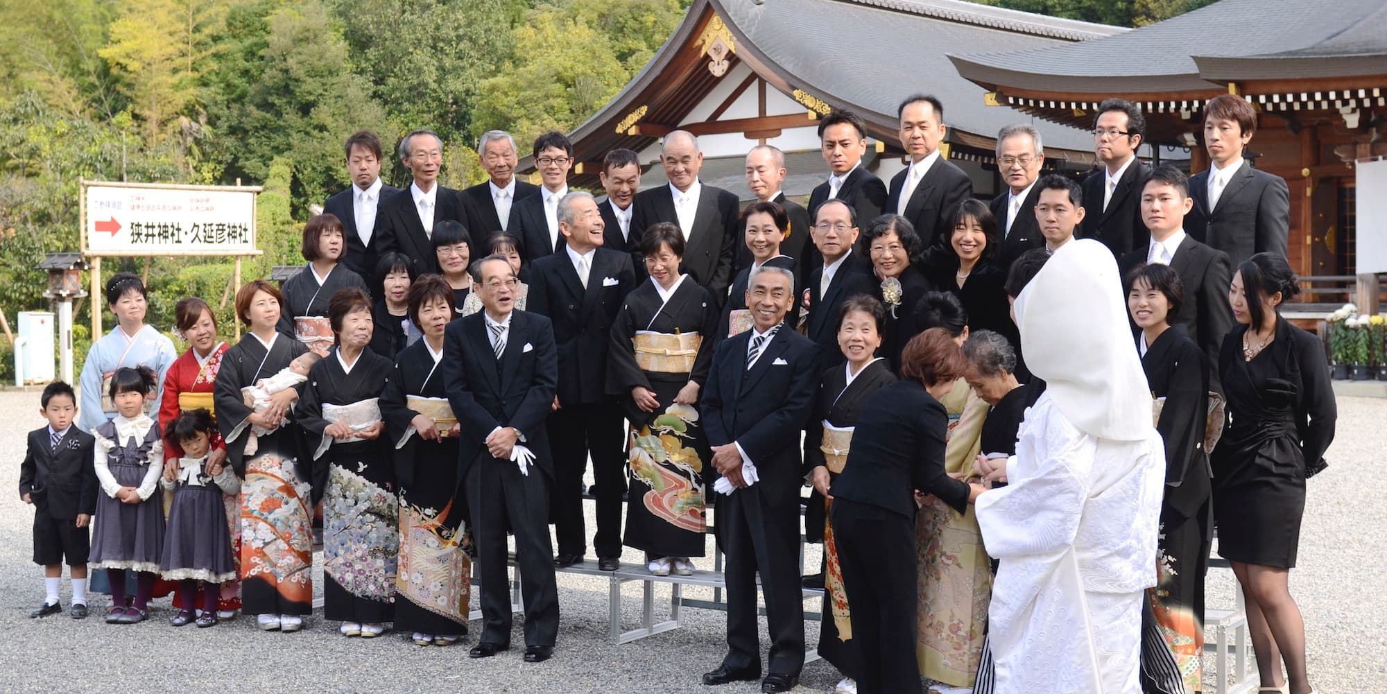 白無垢を着た花嫁様を見て参列者が歓迎している