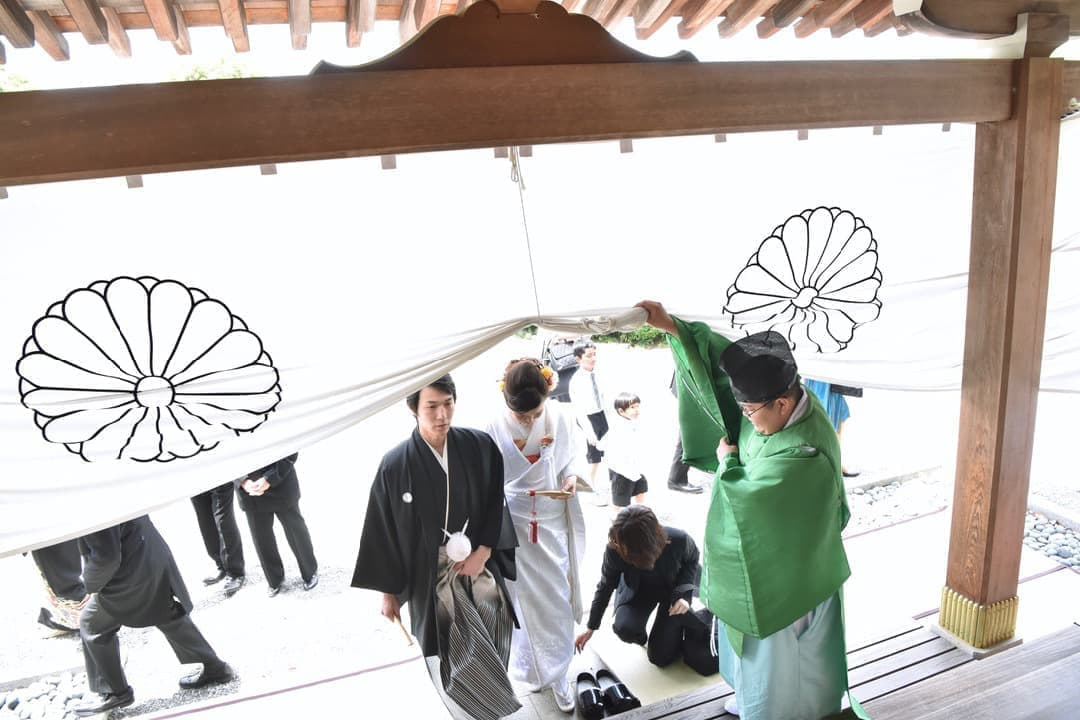 大神神社で結婚式の新郎と花嫁