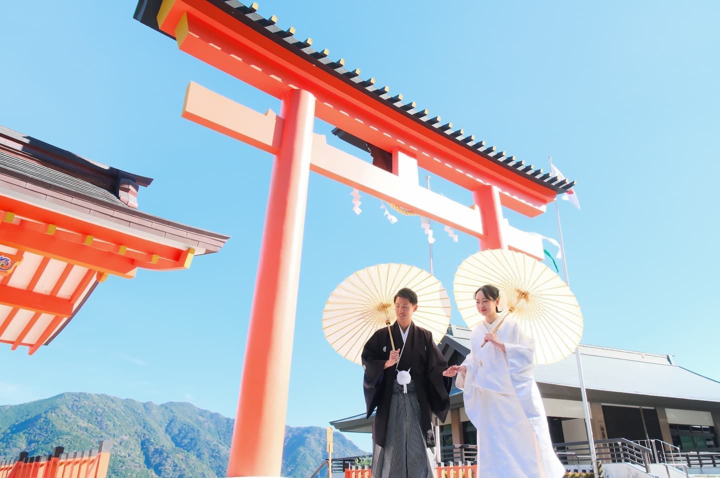 和装衣装で熊野那智大社で結婚式の写真