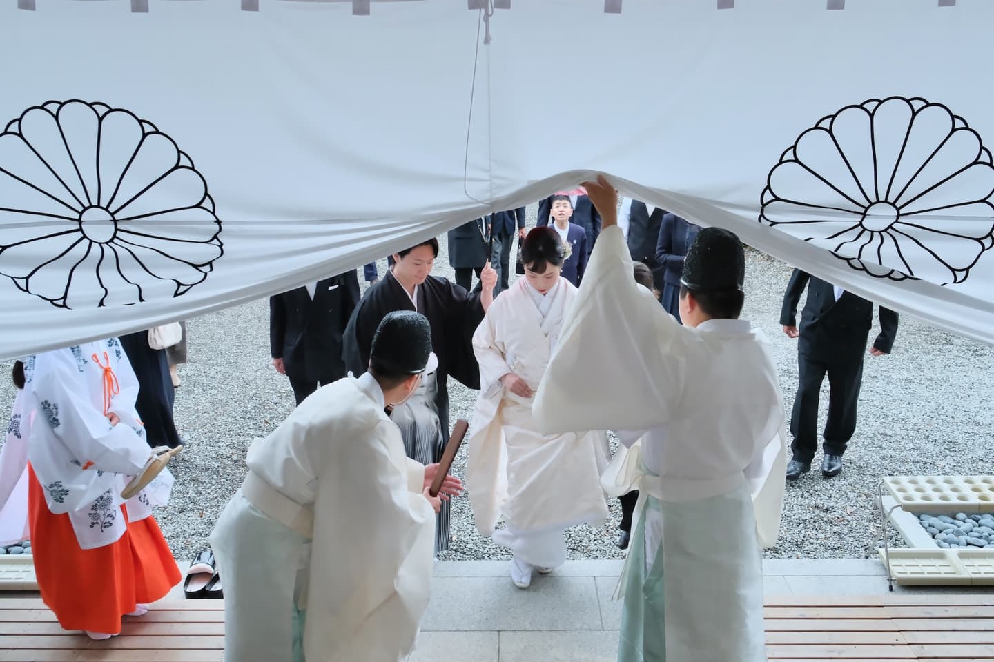 和装衣装で大神神社で結婚式の写真