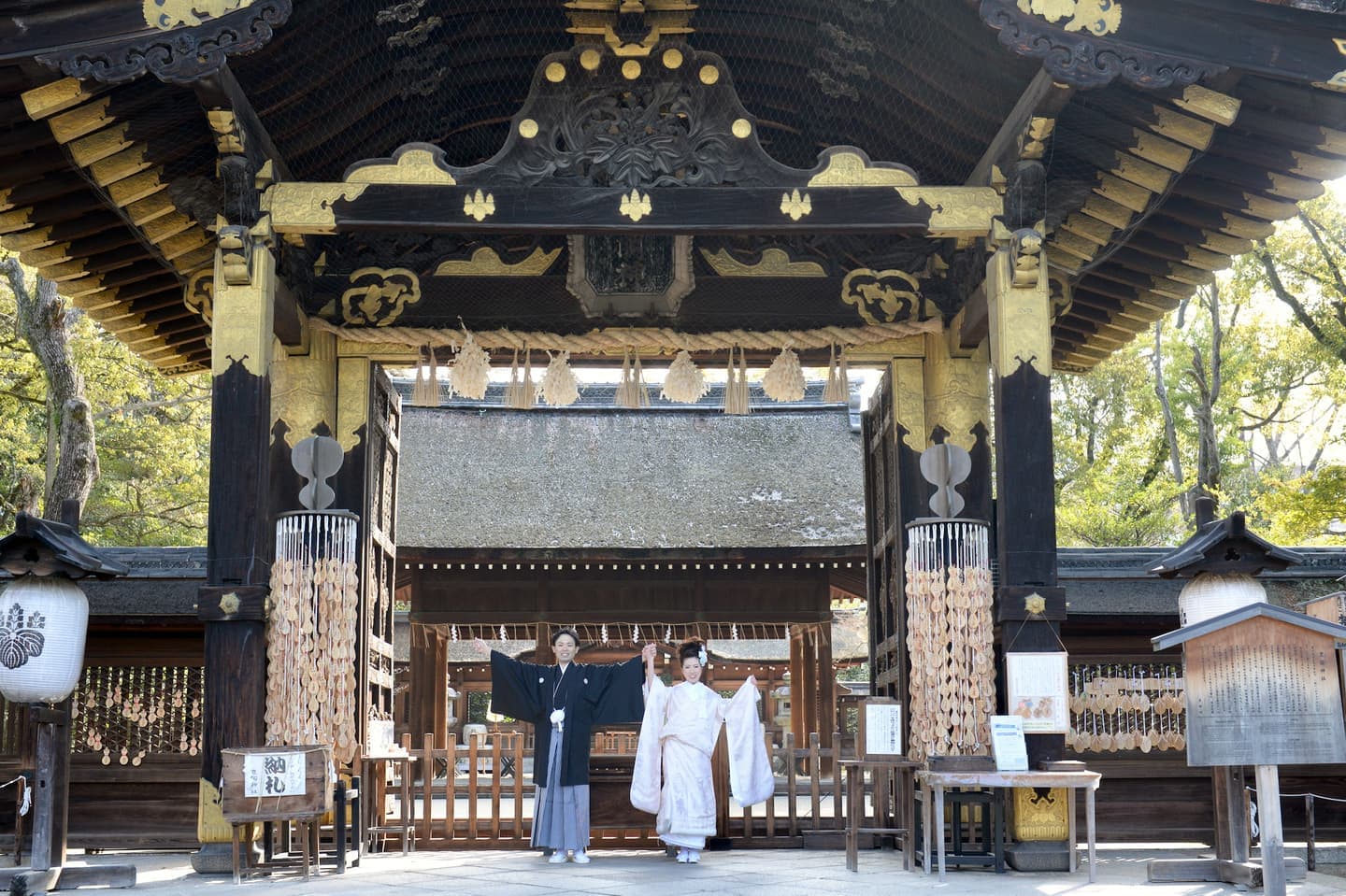 豊国神社で結婚式の新郎と花嫁