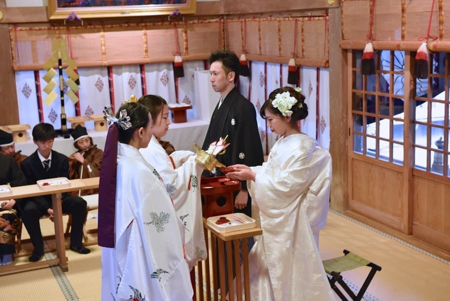 神社で神前結婚式の挙式当日の写真