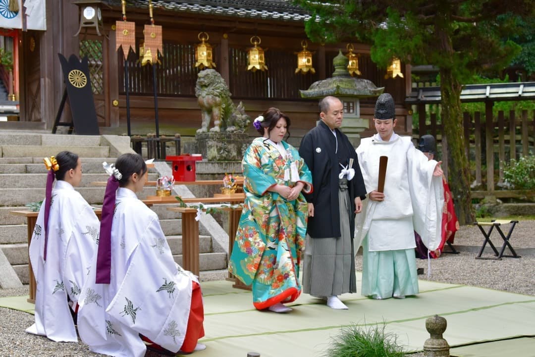 神社で神前結婚式の新郎新婦の写真