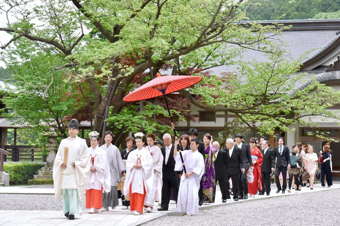 神社で結婚式の白無垢の花嫁