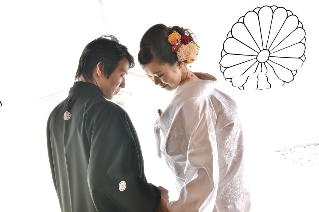 神社で結婚式の新郎と白無垢の花嫁