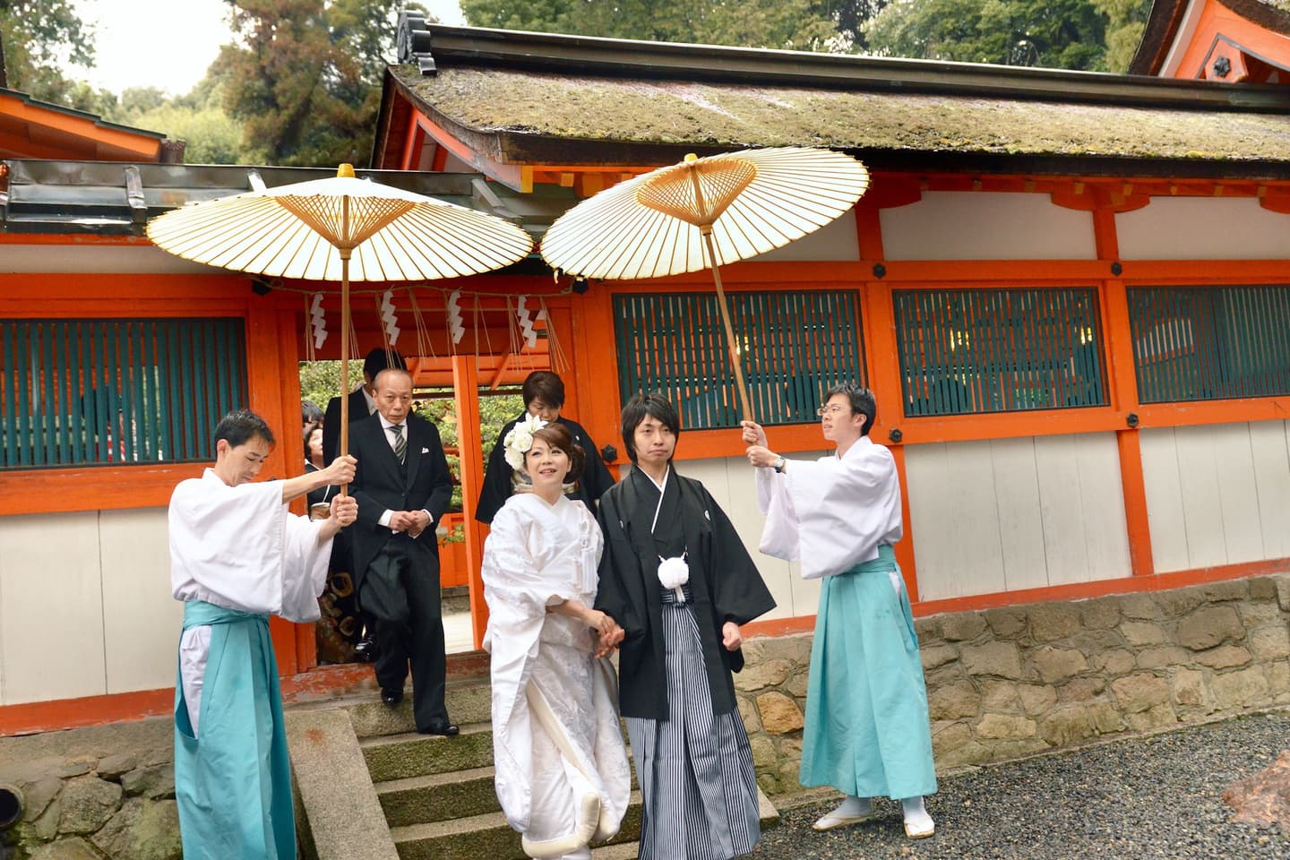 吉田神社で結婚式の新郎と綿帽子の花嫁