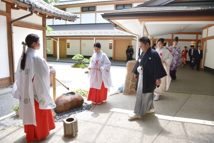 上賀茂神社で白無垢の花嫁