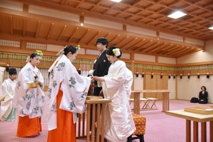 大神神社で白無垢で結婚式の花嫁