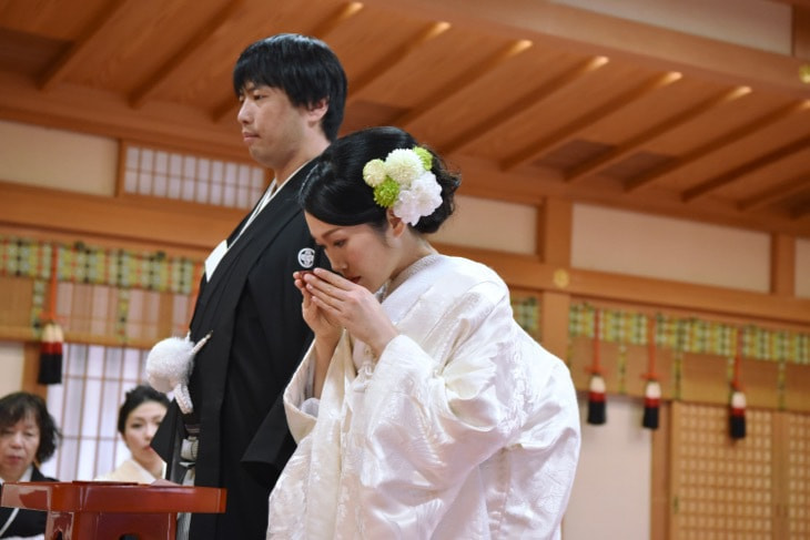 大神神社で白無垢で結婚式の花嫁