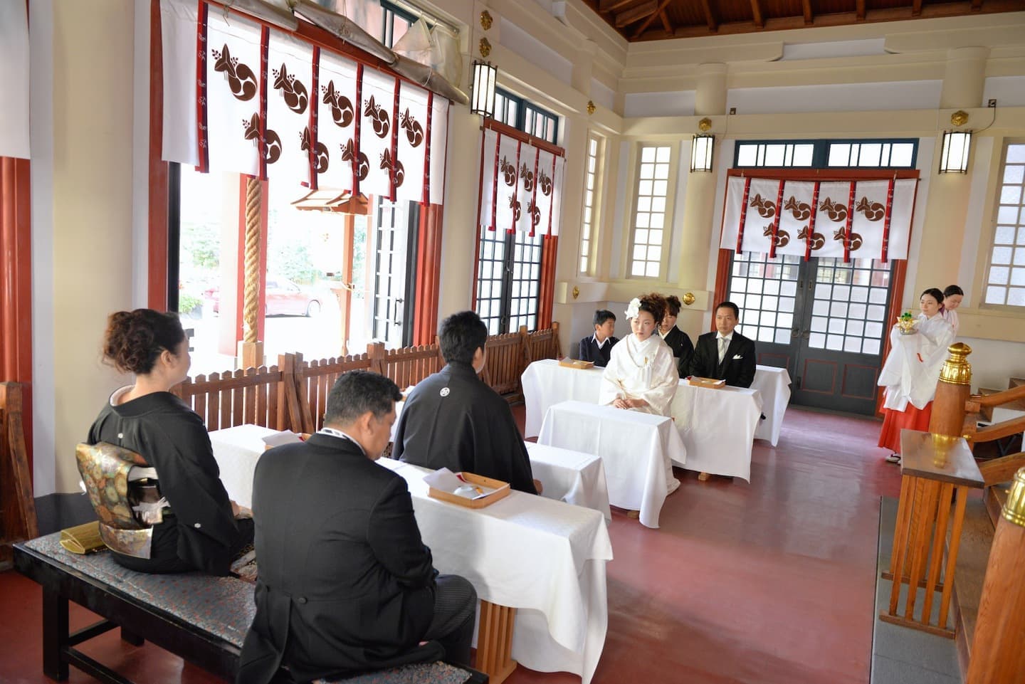 御霊神社で結婚式の花嫁と新郎